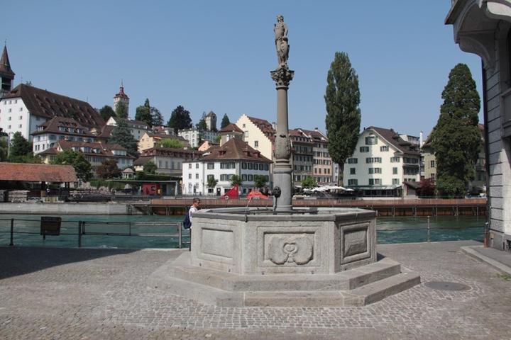Immer im Fluss: Die Luzerner Brunnen – hier der restaurierte Zeughausbrunnen – sprudeln rund um die Uhr – und verursachen entsprechend hohe Kosten.