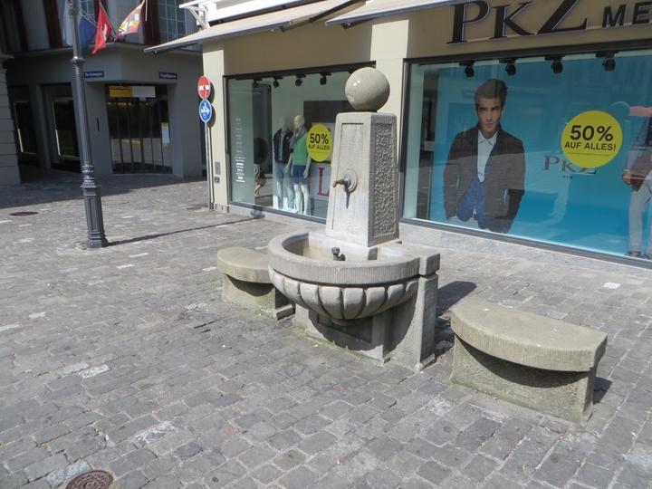 Kornmarkt-Brunnen: Nach einer langen Wanderung durch die Stadt steht er seit 1978 vor dem alten Rathaus.