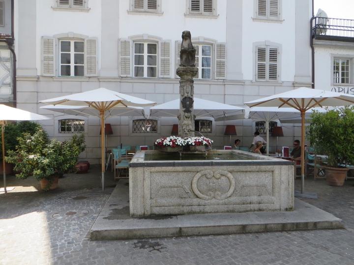 Ein Geschenk des Kantons an die Stadt zu deren 800-Jahre-Jubiläum: Den Löwenbrunnen auf dem Jesuitenplatz vor dem Mettenwylhaus gibts erst seit 1980.