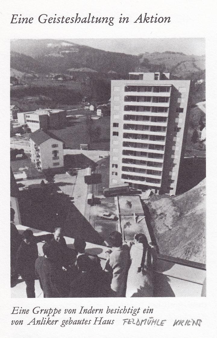 Gottfried Anliker zeigt Ende der 1960er Jahre in Gruppe von Indern sein Feldmühle-Hochhaus in Kriens