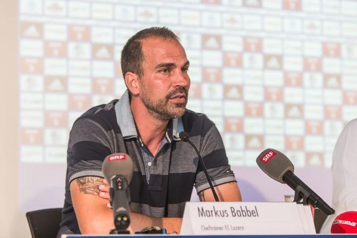 Markus Babbel informiert die Medienschaffende über den Zustand des Teams.