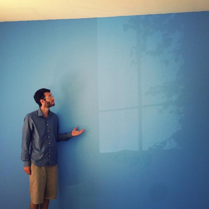 Das neue Farbkonzept der Wohnung. Blau. Mit Natur-Baum-Schatten.