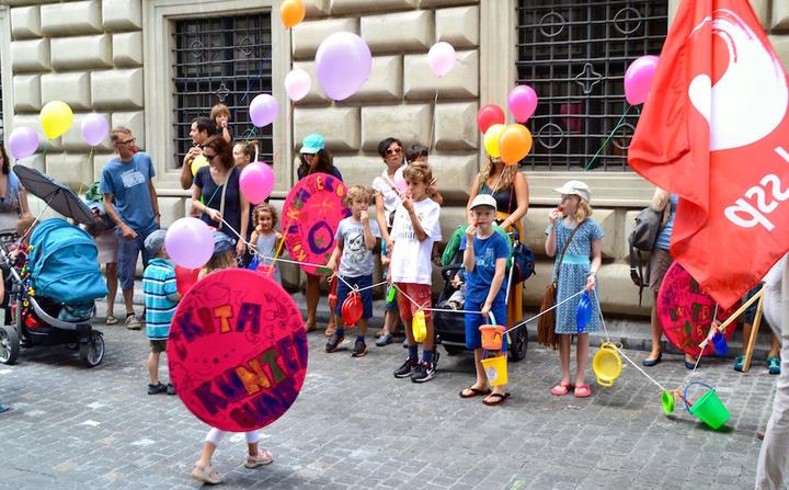 Mit Ballonen, Schilder und Trillerpfeife machten die Demonstrierenden Lärm für ihr Anliegen.