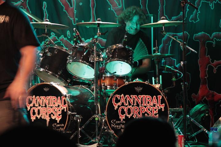 Der Schlagzeuger von «Cannibal Corpse» gibt alles.