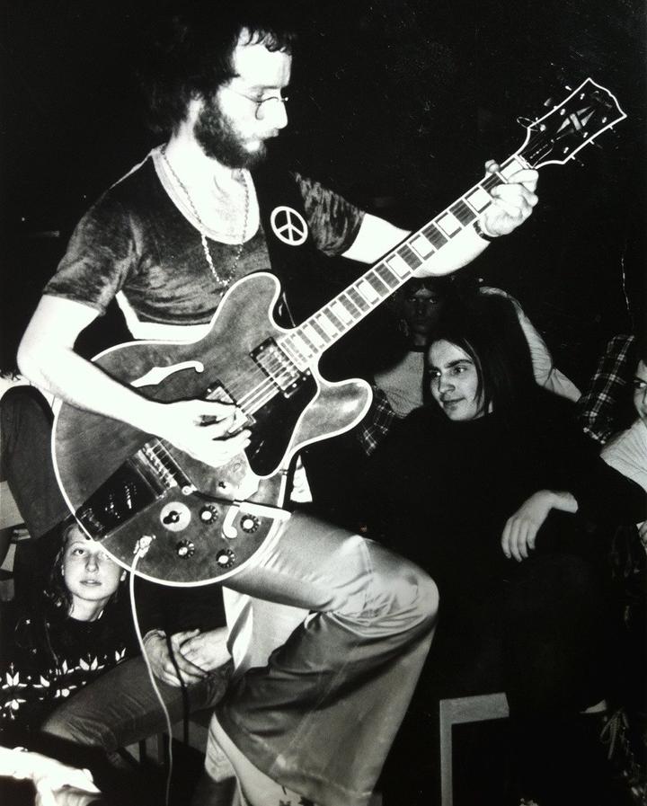 Schon damals seine Lieblingsgitarre: Bruno Eicher anfangs der 70er seiner Gibson Les Paul SG.