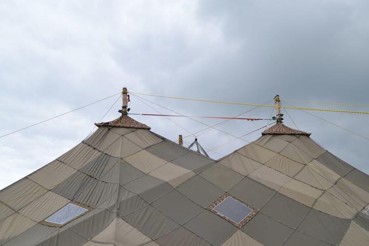 Ein dreifaches Sarasani-Zelt sorgt für trockene Köpfe während den kleineren Konzerten.