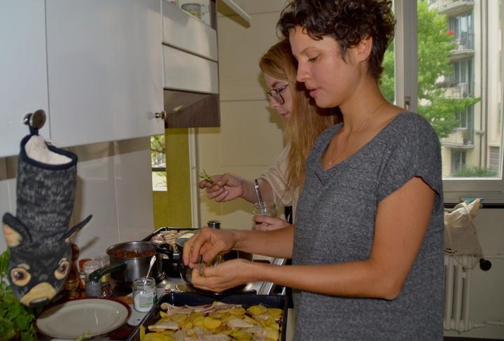Isabelle Mauchle (rechts) verarbeitet die kostenlosen Lebensmittel zum Znacht für alle. (Bild: jav)