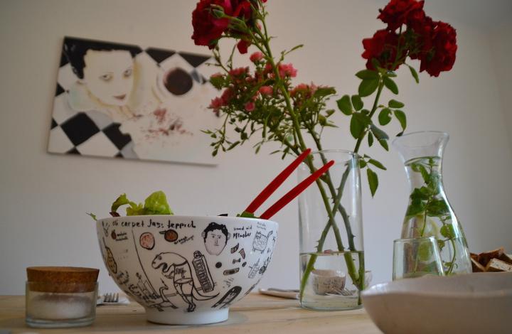 Das Geschirr in der «Cucina TYPO Povera» stammt von Künstlerin Nina Steinemann, welche dieselbe Wohnung ebenfalls zwischennutzt. (Bild: jav)