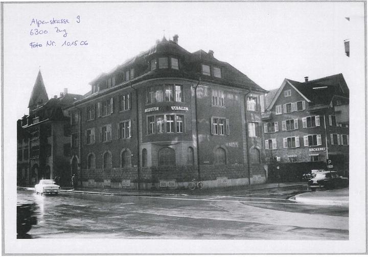 Die Alpenstrasse 9 vor den 70er-Jahren aus. Und heute… (Bild Denkmalpflege Zug)
