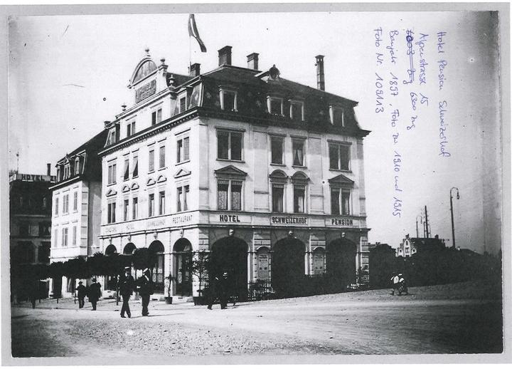 Am Kopf der Alpenstrasse empfing das Hotel Schweizerhof die Gäste vom Zugperron. Und heute? (Bild Denkmalpflege Zug)