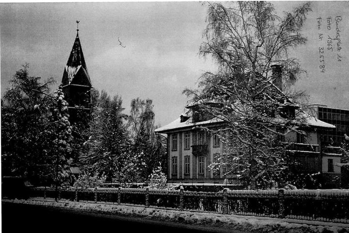 Hier eine Winterfotografie der Villa. Was ist stattdessen gekommen? (Bild: Denkmalpflege Zug)