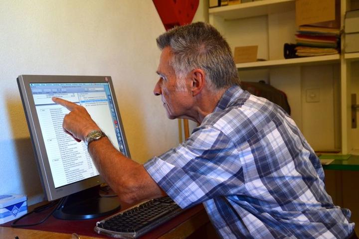 Mittels Computer findet Peter Tschudi die gesuchten Dokumente schnell.