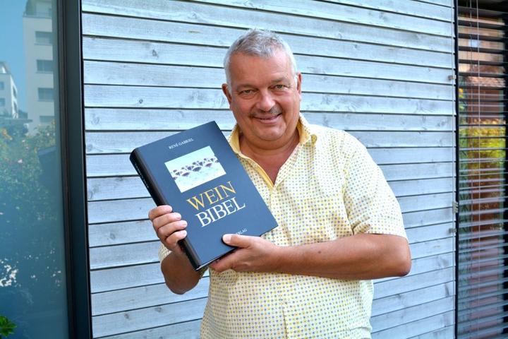 René Gabriel ist stolz auf sein siebtes Buch: die Weinbibel. 1’000 Seiten über Wein und Genuss. Mitte Oktober kommt sie heraus.
