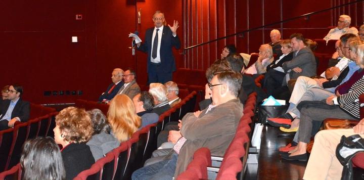 Philipp C. Brunner (mit erhobener Hand) forderte Solidarität aus Bern mit der Stadt Zug. Er erhielt tosenden Applaus für seine Rede.