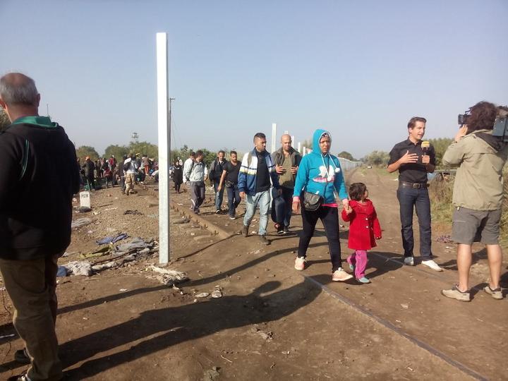 Journalisten und freiwillige Helfer sind vor Ort an der Grenze zu Ungarn. (Bild: Sarah Spiller – zvg)
