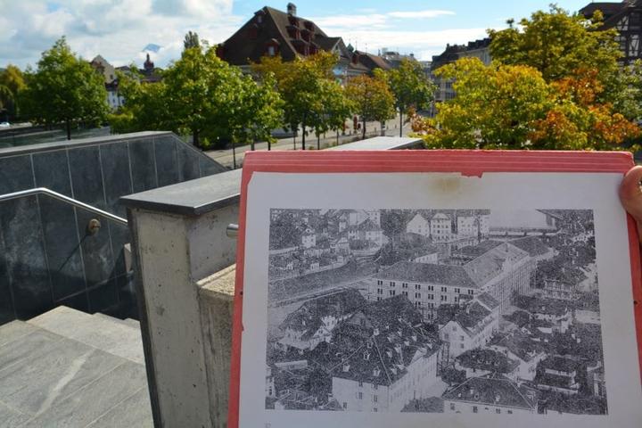 Der Blick auf den Kasernenplatz: Auf dem Bild von 1863/64 sieht man die ehemalige Kaserne und vorne das ehemalige Waisenhaus – das Naturmuseum ist eine Kopie davon.