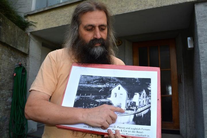 Urs Häner zeigt an der Baselstrasse 45 ein historisches Bild von 1924 einer Arbeiterküche. Ein alte Frau hat sich als Mädchen auf dem Bild wiedererkannt.