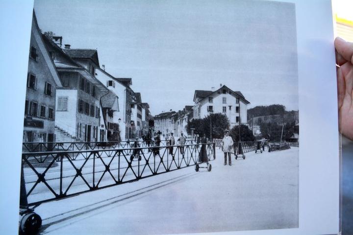 Auf diesem Foto sieht man, dass die Bahn von 1859 bis 1896 mitten über die Baselstrasse fuhr.