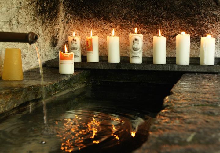 Opferlichter am Gnadenbrunnen von Luthernbad, Luzerner Hinterland.