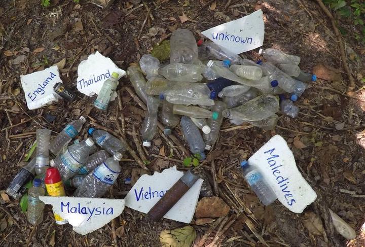 60 Prozent der Plastikflaschen werden aus Malaysia an die thailändischen Strände gespült; viele Flaschen stammen auch aus Indonesien und von den Malediven.
