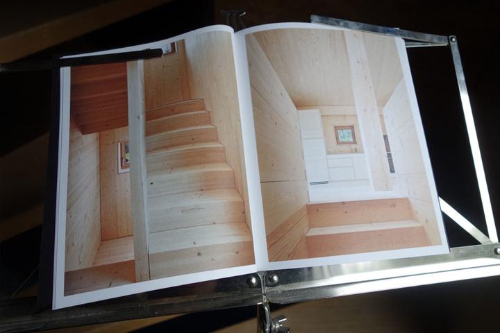Treppen sind dem Architekten wichtig: Sie zeigen Sichtbeziehungen und legen Raumbezüge offen.