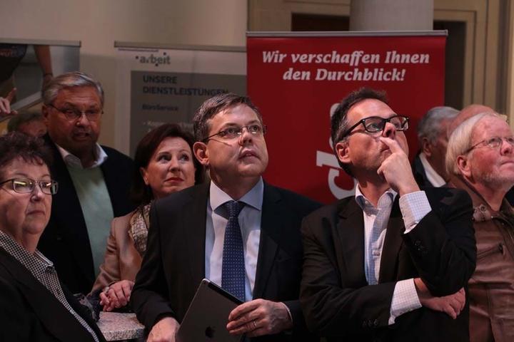 SVP-Nationalratskandidat Franz Grüter (Mitte) studiert die Wahlergebnisse.