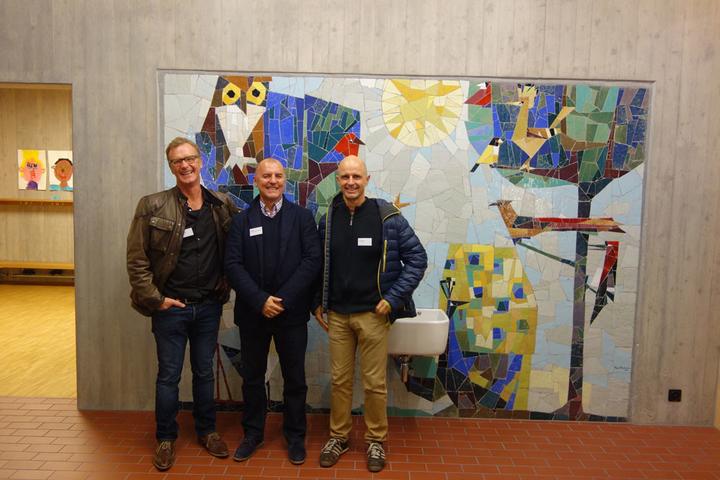 Andreas Helbling und Armin Wigger von den a4 Architekten mit Ivan Pejic vom Bauamt Kriens vor dem geretteten Wandbild von Hugo Bachmann.
