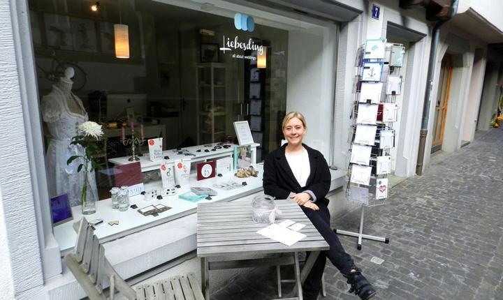 Simone Glarner vor ihrem neuen Shop «Liebesding» an der Ober Altstadt 7.
