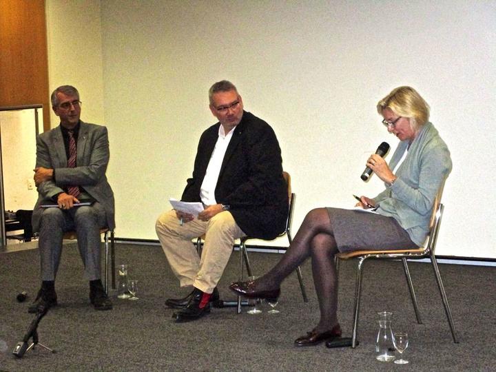 Das Podiumsgespräch: V.l. Jürg Messmer (Referendumskomitee, SVP-Gemeinderat), Moderator Harry Ziegler und Karen Heather Umbach (Pro-Komitee, FDP-Gemeinderätin).