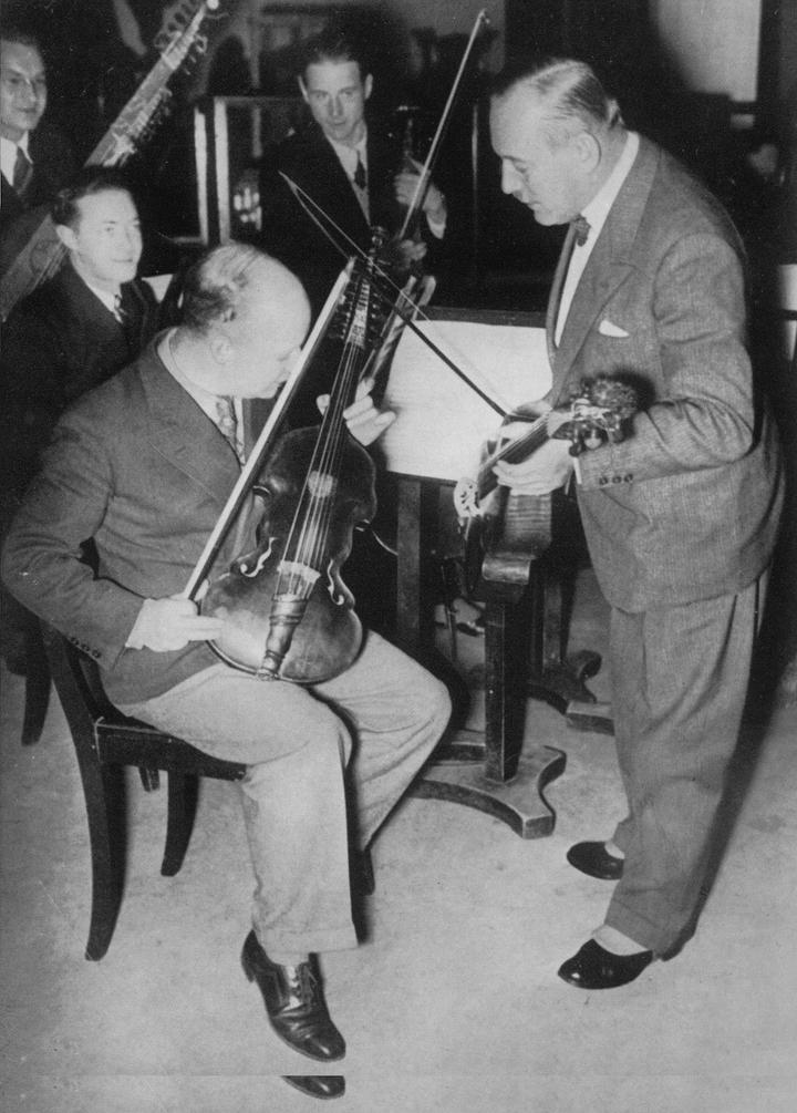 Paul Gru?mmer (rechts) und der Komponist Paul Hindemith (sitzend) mit historischen Instrumeten (undatierte Aufnahme).