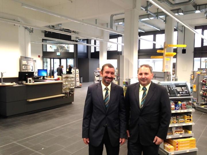 Rudy Lauener (links), Leiter Verkaufsregion Zugersee mit Marcel Wyss, Leiter der Poststelle Laubenhof.