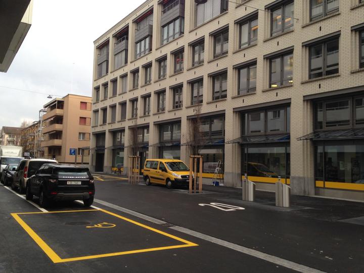 Die Parkplätze neben der Post Laubenhof.