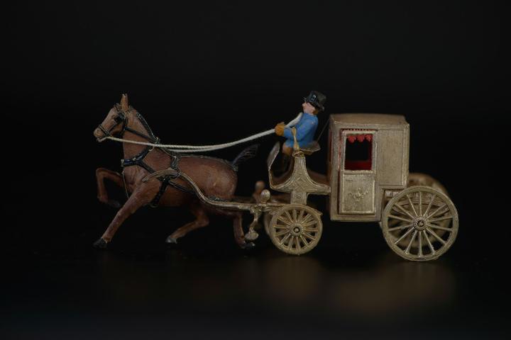 Kutsche aus Dresdner Karton, um 1900.