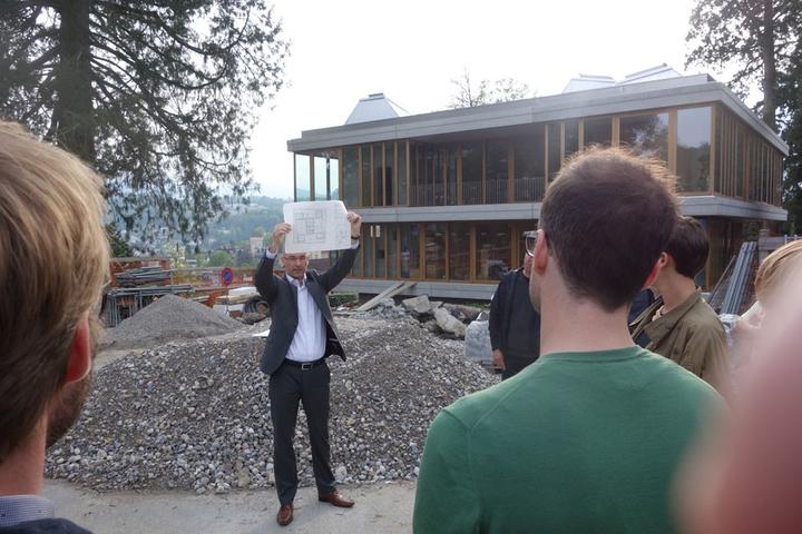 Philippe Bürgler erläutert das Konzept für den Erweiterungsbau der Schulanlage Felsberg in Luzern