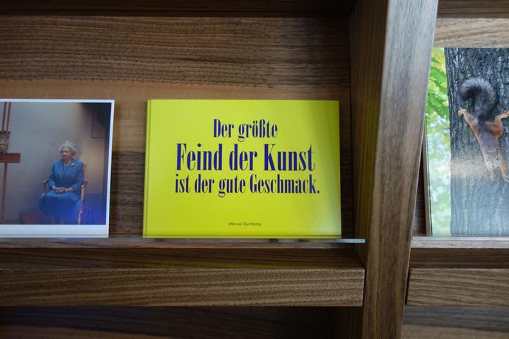Kommentar im Postkartenfach des erneuerten Foyers des Kunstmuseums Luzern
