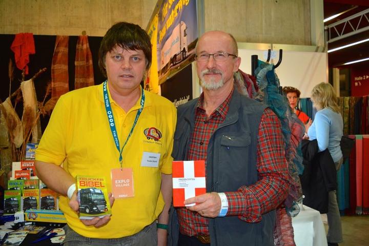Jakob Ryter mit der Trucker Bibel (links) und Marcel Riedener von der Krip Zürich mit der «Polizeibibel».