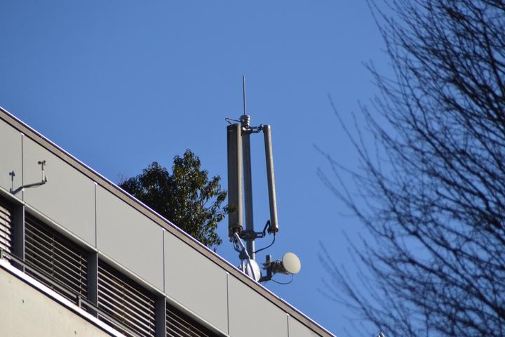 Auch über den Gleisen des Bahnhofs Luzern ist eine Antenne angebracht.