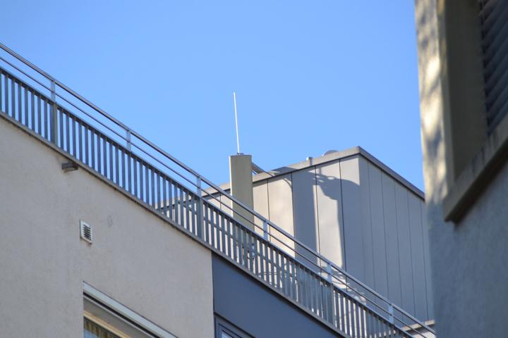 Diese Antenne ist gut versteckt am Gebäude angebracht.