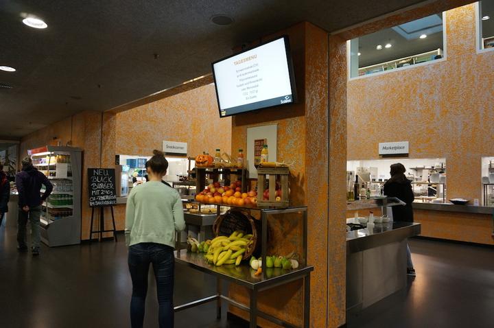 Eine Auswahl an Obst bietet eine gesunde Snack-Alternative.