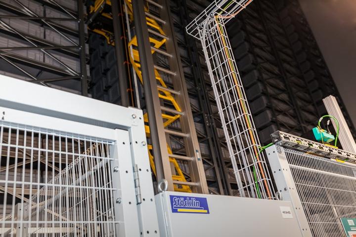 Die elf Roboterkräne (4m/s) holen jede der 112’000 Buchboxen innert fünf Minuten vollautomatisch aus dem Lager an den Kommissionsplatz.