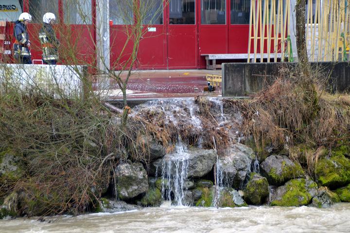 Langsam läuft das Wasser ab – im Hintergrund das Gebäude der Gawo Gasser AG.