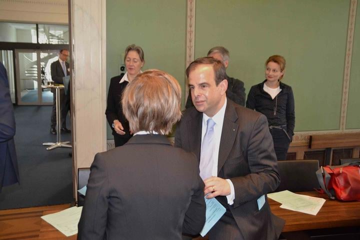 CVP-Wahlkampfleiter Gerhard Pfister im Gespräch mit der kantonalen SP-Präsidentin Barbara Gysel.