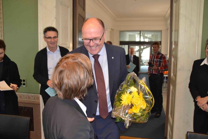 Der frisch gewählte Zuger Regierungsrat Martin Pfister erhält eine Gratulation von SP-Präsidentin Barbara Gysel.