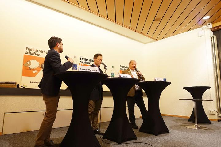 Und los geht’s: Cédric Wermuth, Moderator Kari Kälin und Felix Müri.