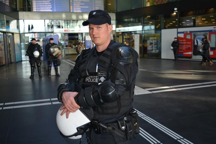 Mitarbeiter der Transportpolizei (ehemals Bahnpolizei) sorgten im Bahnhof Zug für Sicherheit.