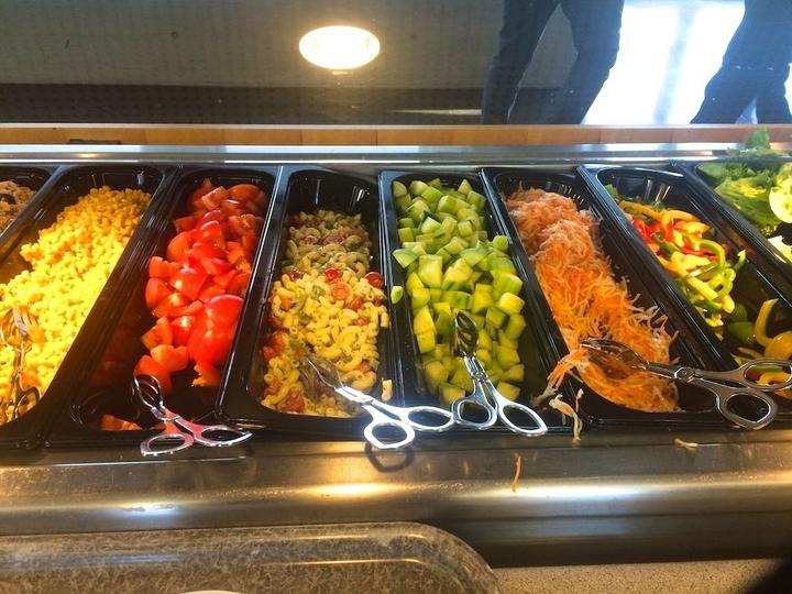 Das Salatbuffet zeigt sich frisch und einladend