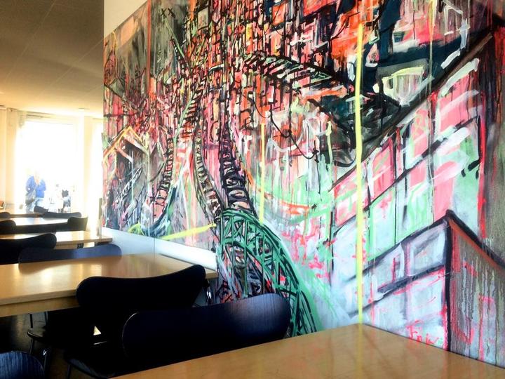 Farbige Bilder an der Wand tragen zu einem guten Ambiente bei. Die Tische reihen sicher aber ziemlich eng aneinander.