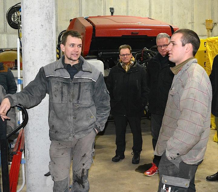Michael und Roland Hotz von der Wagenbaugruppe Schränz-Chäibä erklären den Besuchern ihren Wagen zum Motto «Tschau Sepp».