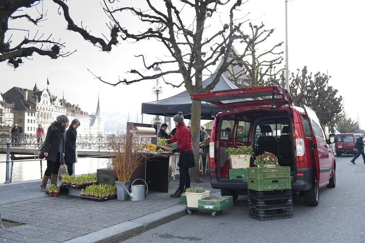 Am Hauptsitz in Luzern benutzen bereits 4400 Personen Mobility. Auf dem Foto ein Transportfahrzeug amW Wochenmarkt.