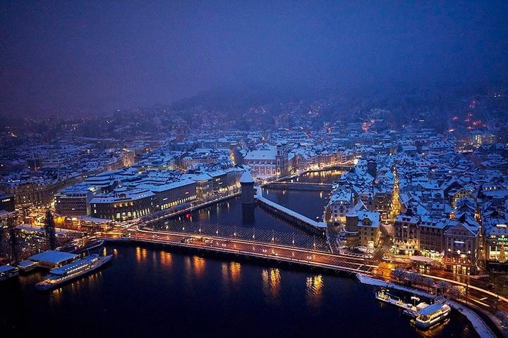 Luzern beim Eindunkeln (Bild: Emanuel Ammon/AURA)
